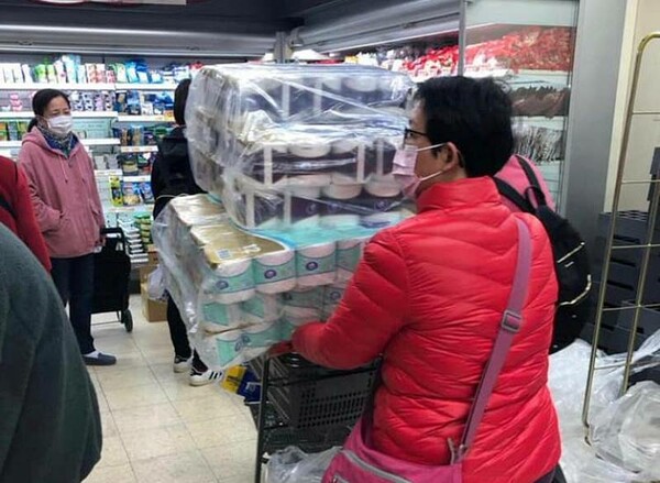 Κοροναϊός: Χαρτί υγείας σε τεράστιες ποσότητες αγοράζουν οι πολίτες στο Χονγκ Κονγκ