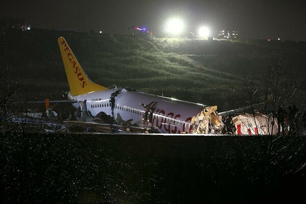 Κωνσταντινούπολη: 1 νεκρός στο αεροσκάφος που κόπηκε στα τρία- 157 τραυματίες