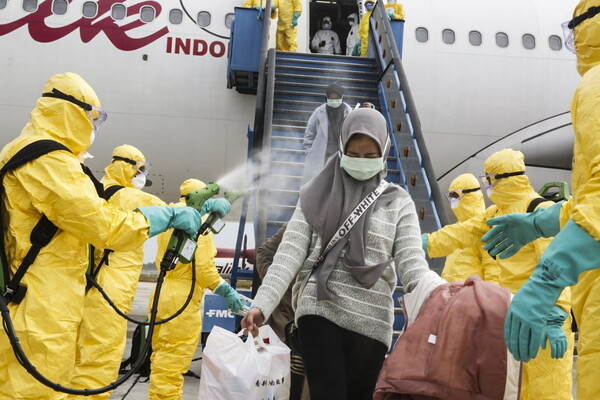Ινδονησία - κοροναϊός: Ψεκάζουν όσους γυρνούν από την Κίνα, μόλις βγουν από το αεροπλάνο
