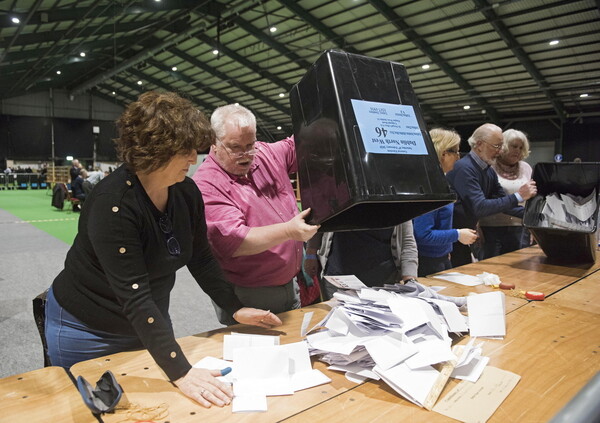 Εκλογές στην Ιρλανδία: Αμφίρροπο το αποτέλεσμα - Πρωτοφανής άνοδος του Σιν Φέιν