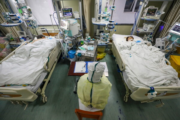 Κοροναϊός: 97 νέοι θάνατοι και 2.015 νέα κρούσματα στην Κίνα