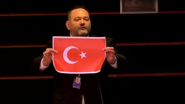Κυρώσεις στον Λαγό για το σκίσιμο της τουρκικής σημαίας στο ευρωκοινοβούλιο