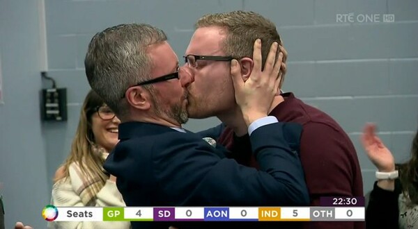 Ιρλανδία: Bουλευτής γιόρτασε την εκλογή του φιλώντας live τον σύντροφό του στο στόμα