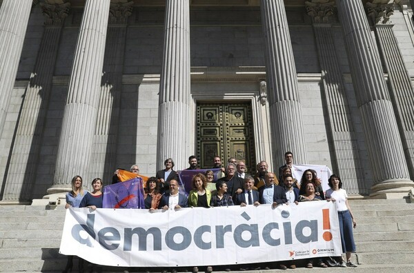 Ισπανία: Χάνουν κοινοβουλευτική πλειοψηφία τα καταλανικά κόμματα υπέρ της ανεξαρτησίας