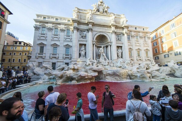 Ξαφνικά κατακόκκινη η Φοντάνα ντι Τρέβι - Ακτιβιστής έριξε μπογιά στο διάσημο μνημείο