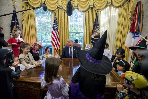 Ο Τραμπ κάλεσε παιδιά στο Λευκό Οίκο για το Halloween και ήταν η πιο άβολη συνάντηση όλων των εποχών