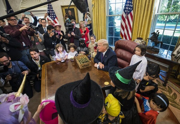 Ο Τραμπ κάλεσε παιδιά στο Λευκό Οίκο για το Halloween και ήταν η πιο άβολη συνάντηση όλων των εποχών