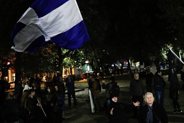 Νέα διαμαρτυρία για παράσταση στη Θεσσαλονίκη - Βανδάλισαν την αφίσα και συγκεντρώθηκαν έξω από το θέατρο