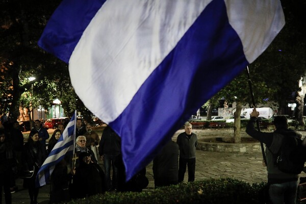 Νέα διαμαρτυρία για παράσταση στη Θεσσαλονίκη - Βανδάλισαν την αφίσα και συγκεντρώθηκαν έξω από το θέατρο