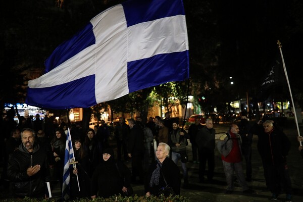 Νέα διαμαρτυρία για παράσταση στη Θεσσαλονίκη - Βανδάλισαν την αφίσα και συγκεντρώθηκαν έξω από το θέατρο