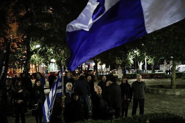 Νέα διαμαρτυρία για παράσταση στη Θεσσαλονίκη - Βανδάλισαν την αφίσα και συγκεντρώθηκαν έξω από το θέατρο