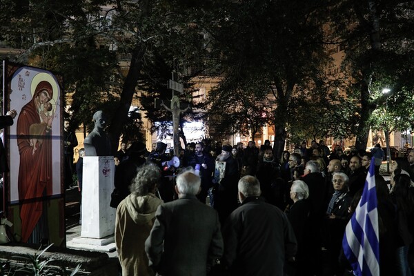 Νέα διαμαρτυρία για παράσταση στη Θεσσαλονίκη - Βανδάλισαν την αφίσα και συγκεντρώθηκαν έξω από το θέατρο