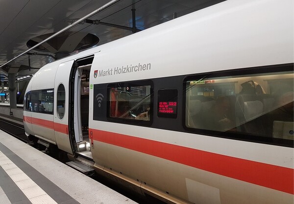 Γερμανία: Αντιδράσεις για την Deutsche Bahn που σχεδιάζει να δώσει το όνομα «Άννα Φρανκ» σε ένα τρένο