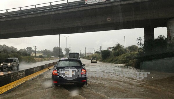 Κρήτη: Κατολισθήσεις, πλημμυρισμένοι δρόμοι και εγκλωβισμένοι οδηγοί από την κακοκαιρία (Βίντεο και φωτό)