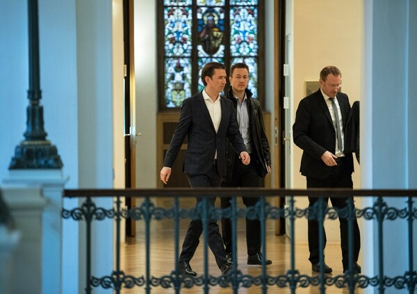 Αυστρία: Κουρτς και ακροδεξιοί συμφώνησαν σε περικοπή επιδομάτων για τους πρόσφυγες