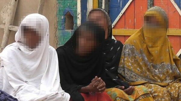 Μια 16χρονη διαπομπεύθηκε ημίγυμνη στο Πακιστάν για προσβολή οικογενειακής τιμής