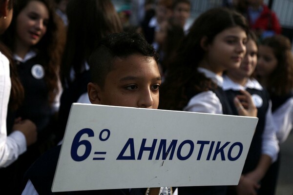 Στηρίζουμε τον διευθυντή για την απόφαση να μην δοθεί η σημαία στον Αμίρ λένε οι γονείς των συμμαθητών του