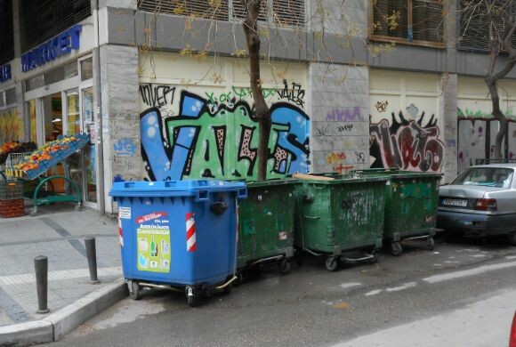 Πρόστιμο για τα σκουπίδια, τα γκράφιτι και τα ογκώδη αντικείμενα στα πεζοδρόμια στη Θεσσαλονίκη