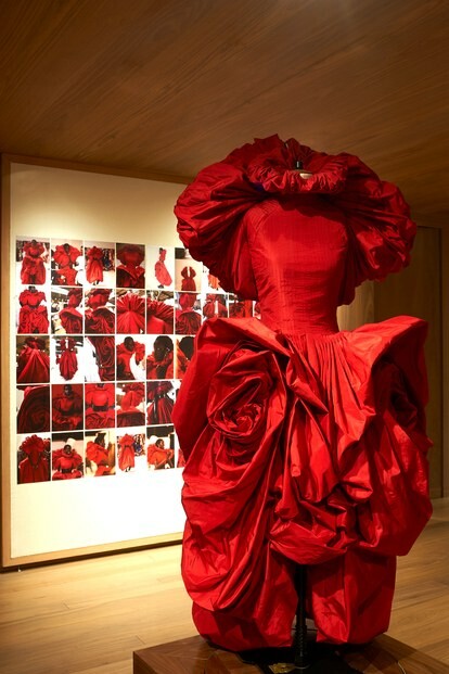 Ο οίκος Alexander McQueen δωρίζει παλαιά υφάσματα σε φοιτητές