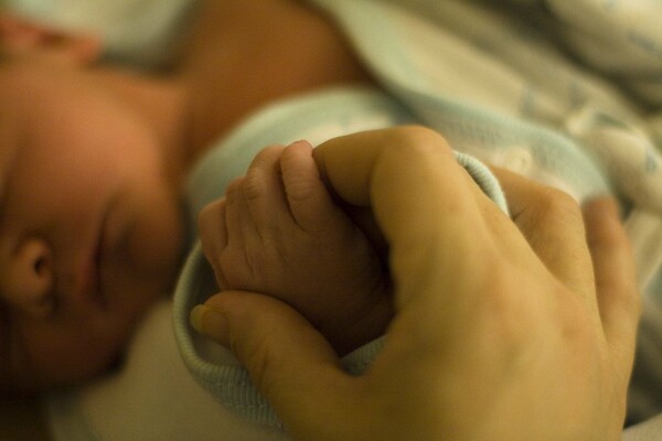 Δήλωση γέννησης στα μαιευτήρια: Πιλοτικά από σήμερα σε 15 νοσοκομεία- Ποια είναι