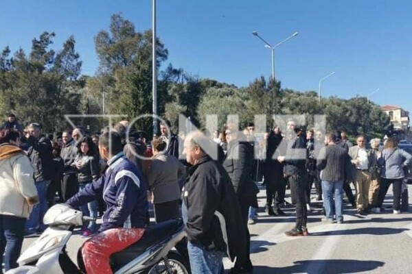 Μυτιλήνη: Πολίτες εμποδίζουν τη μεταφορά προσφύγων και μεταναστών στη Μόρια