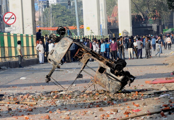 Δελχί: Θάνατοι, βία και καταστροφές σε επεισόδια κατά την άφιξη Τραμπ στην Ινδία