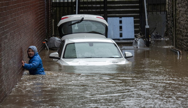 Σε«κόκκινο συναγερμό» η Βρετανία από την καταιγίδα Ντένις - Για «Θανάσιμο κίνδυνο» προειδοποιούν οι Αρχές
