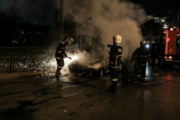 Εμπρησμοί σε αυτοκίνητα στην Αθήνα και στον Πειραιά