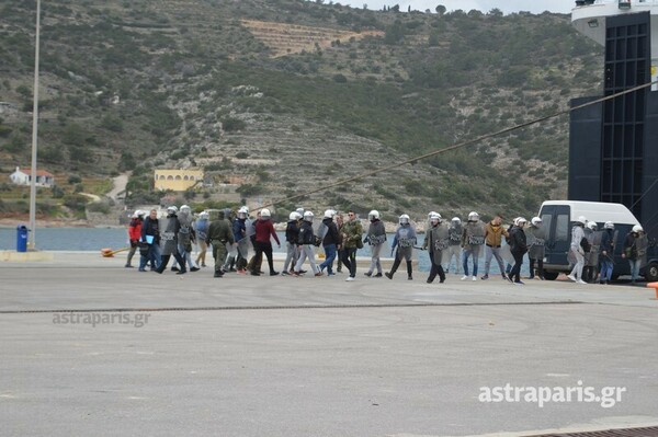 Χίος: Επεισόδια στο λιμάνι των Mεστών μεταξύ κατοίκων και ΜΑΤ