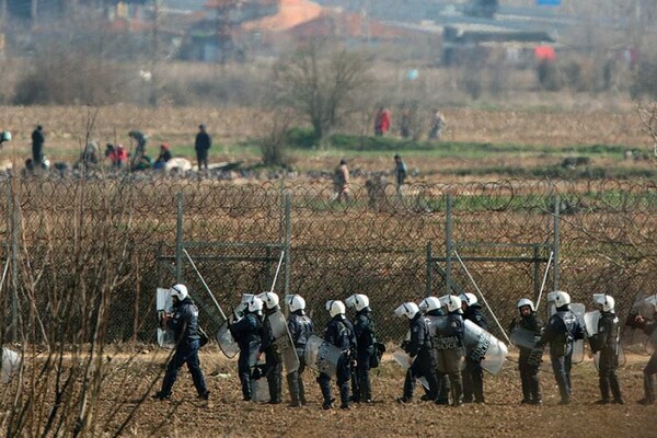 Έβρος: Χημικά και επεισόδια ξανά στα σύνορα - Ρίψη νερού με αύρα της αστυνομίας