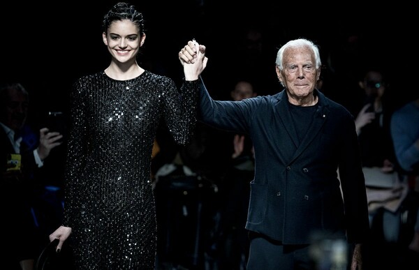 Ο Giorgio Armani κατηγορεί τη μόδα πως «βιάζει τις γυναίκες» και προκαλεί αντιδράσεις