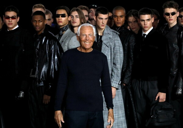 Σε άδειο θέατρο η επίδειξη του Giorgio Armani στο Μιλάνο - Χωρίς θεατές λόγω του κοροναϊού