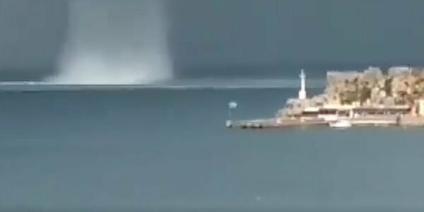 Λέρος: Υδροσίφωνας στο λιμάνι της Αγίας Μαρίνας - Εντυπωσιακό βίντεο