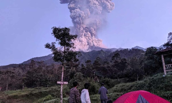 Ινδονησία: Σε φάση έκρηξης το πιο ενεργό ηφαίστειο - Εκτόξευσε τέφρα σε ύψος 6 χλμ