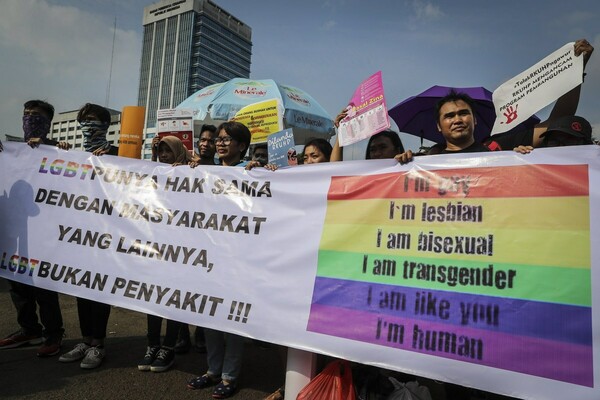 Η Ινδονησία εξετάζει «κέντρα θεραπείας» για τους ομοφυλόφιλους και φυλάκιση για τις παρένθετες μητέρες