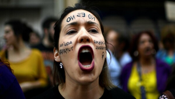 Ισπανία: Βιασμός κάθε μη συναινετική σεξουαλική συνεύρεση - Ειδικά δικαστήρια και 24ωρα κέντρα περίθαλψης