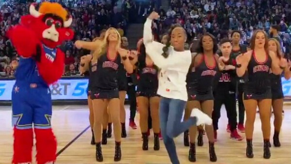 H μανία με το Renegade Dance: Η 14χρονη Jalaiah Harmon εμφανίστηκε και σε αγώνα του Αντετοκούνμπο