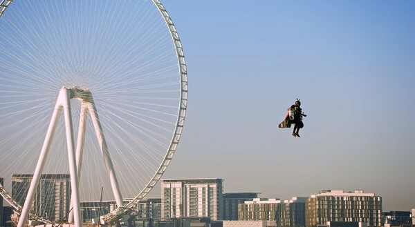 Πέταξε πάνω από το Ντουμπάι σαν «Iron Man»- Με jetpack, έφτασε στα 1.800 μ.