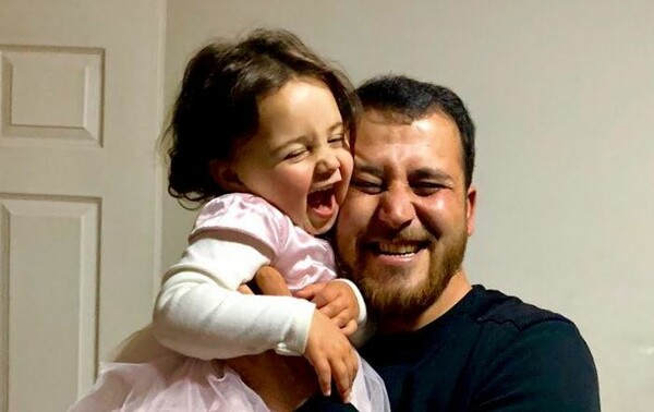 Το κορίτσι από τη Συρία που έμαθε να γελά με τις βόμβες, διέφυγε στην Τουρκία