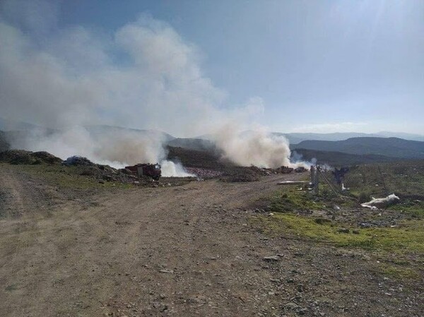 Λέσβος: Φωτιά στην χωματερή Μολύβου - Κάηκαν χιλιάδες σωσίβια