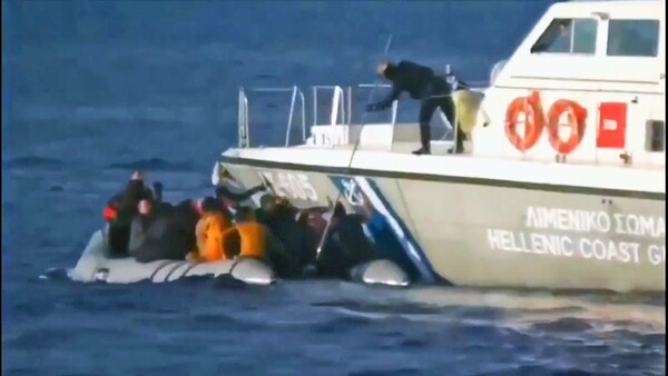 Λιμενικοί πυροβολούν στο νερό για να απωθήσουν σκάφος με πρόσφυγες - Δραματικές εικόνες