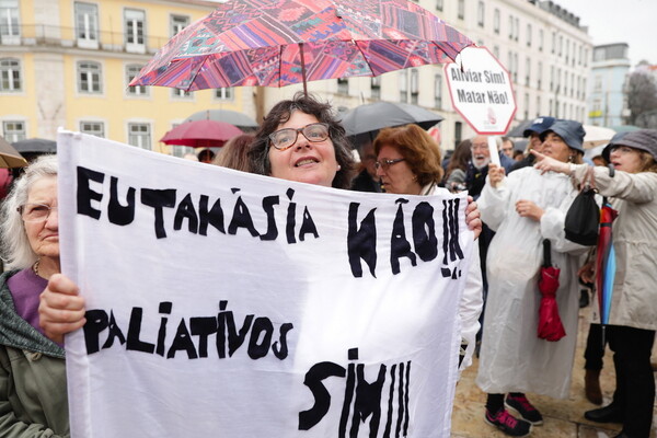 Πορτογαλία - Νομιμοποίηση της ευθανασίας: Διαμαρτυρία έξω από το κοινοβούλιο ενόψει της κρίσιμης ψηφοφορίας