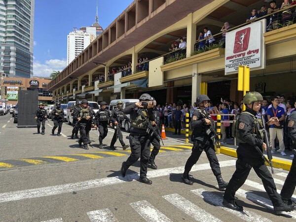 Πυροβολισμοί στη Μανίλα - Ένοπλος κρατά 30 ομήρους σε εμπορικό κέντρο