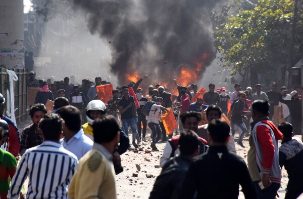 Ινδία: Τουλάχιστον 20 νεκροί στα βίαια επεισόδια στο Νέο Δελχί