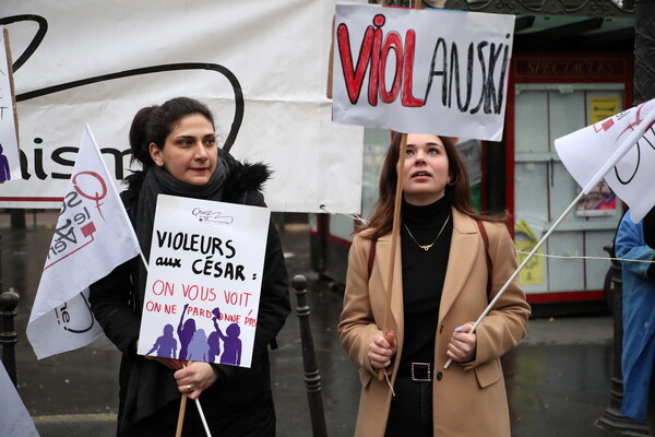 Επεισόδια πριν τα Σεζάρ λόγω Ρομάν Πολάνσκι: «Ντροπή η βιομηχανία να προστατεύει βιαστές»