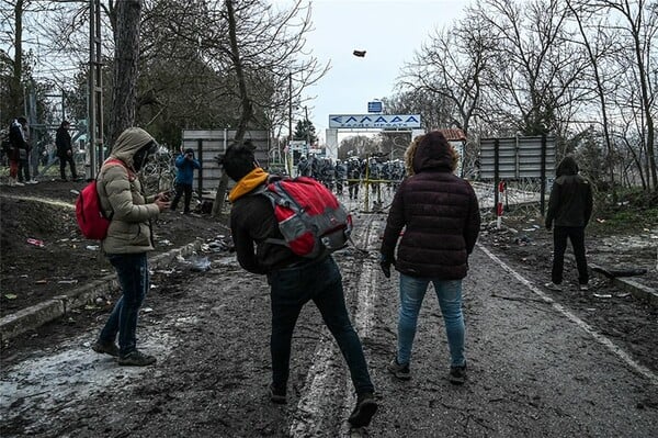 Έβρος: Ένταση και χημικά στα σύνορα - Πάνω από 3.000 μετανάστες