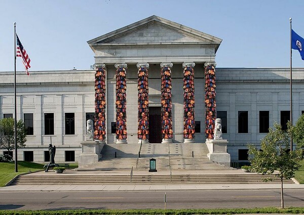 «Ασφαλές πέρασμα»: Ο Ai Weiwei κάλυψε με 2.400 σωσίβια προσφύγων την είσοδο μουσείου στη Μινεάπολη