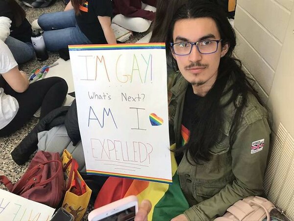 ΗΠΑ: Σχολείο ανάγκασε σε παραίτηση δύο ομοφυλόφιλους καθηγητές που αρραβωνιάστηκαν