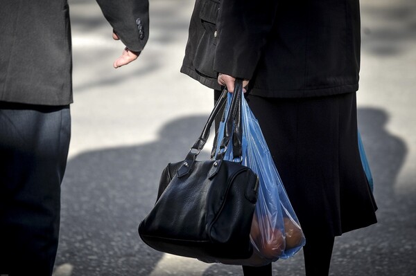 ΣΥΡΙΖΑ: Ερώτηση για τον φόρο χρήσης πλαστικής σακούλας - «Πότε σκοπεύει η ΝΔ να τον καταργήσει;»