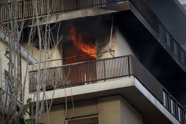 Θεσσαλονίκη: Έβαλε φωτιά στο σπίτι επειδή του ζήτησε να χωρίσουν - Μέσα ήταν και ο 20 μηνών γιος τους